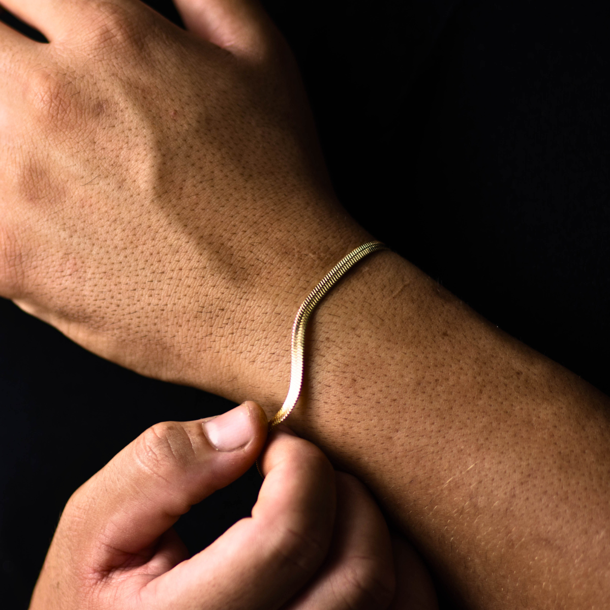 bracciale-minimal-snake-oro-indossato-caruso-napoli